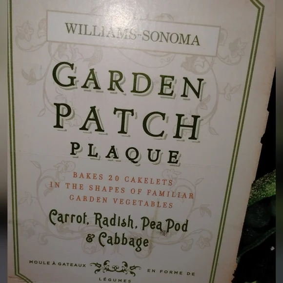 NWT Williams-Sonoma Nordic Ware Garden Patch Plaque Cakelet Pan
